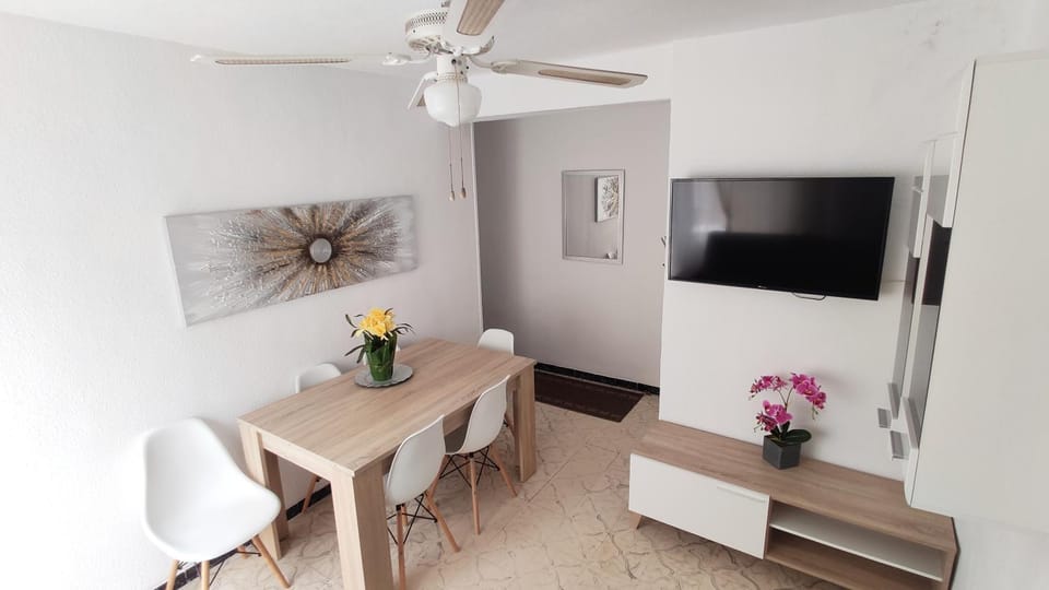 Communal lounge/ TV room, TV and multimedia, Living room, Seating area, Dining area