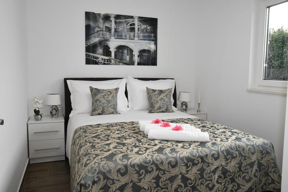 Bed, Photo of the whole room, Bedroom, towels