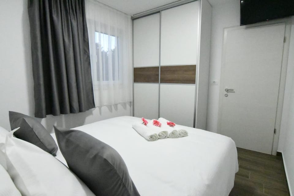 Bed, TV and multimedia, Photo of the whole room, Bedroom, wardrobe, air conditioner