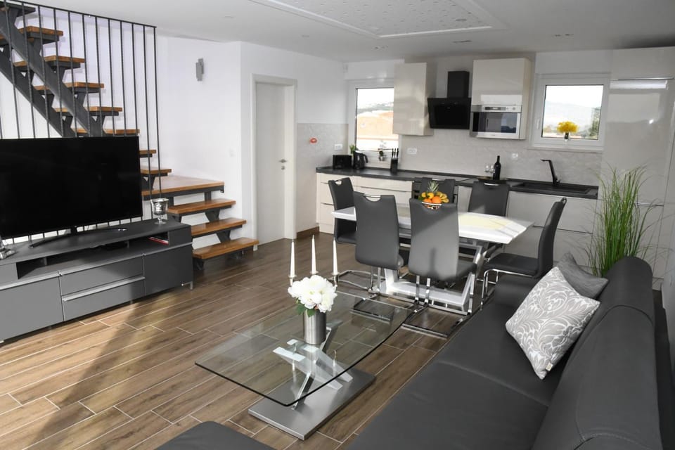 Toilet, TV and multimedia, Living room, Dining area, kitchen, air conditioner