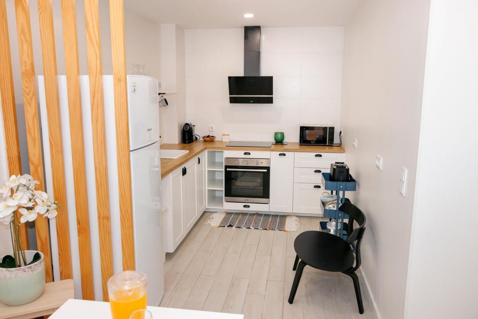 Kitchen or kitchenette, dishwasher, oven