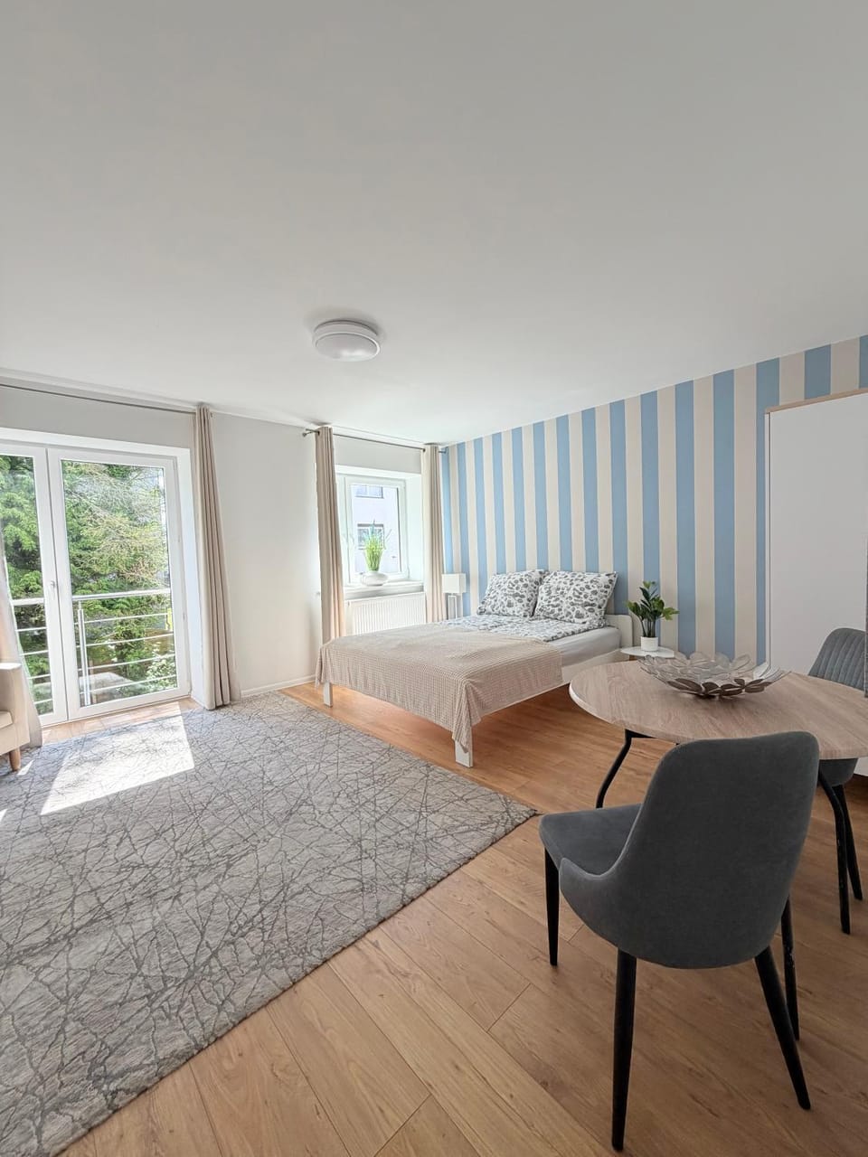 Bed, Photo of the whole room, Seating area, Bedroom