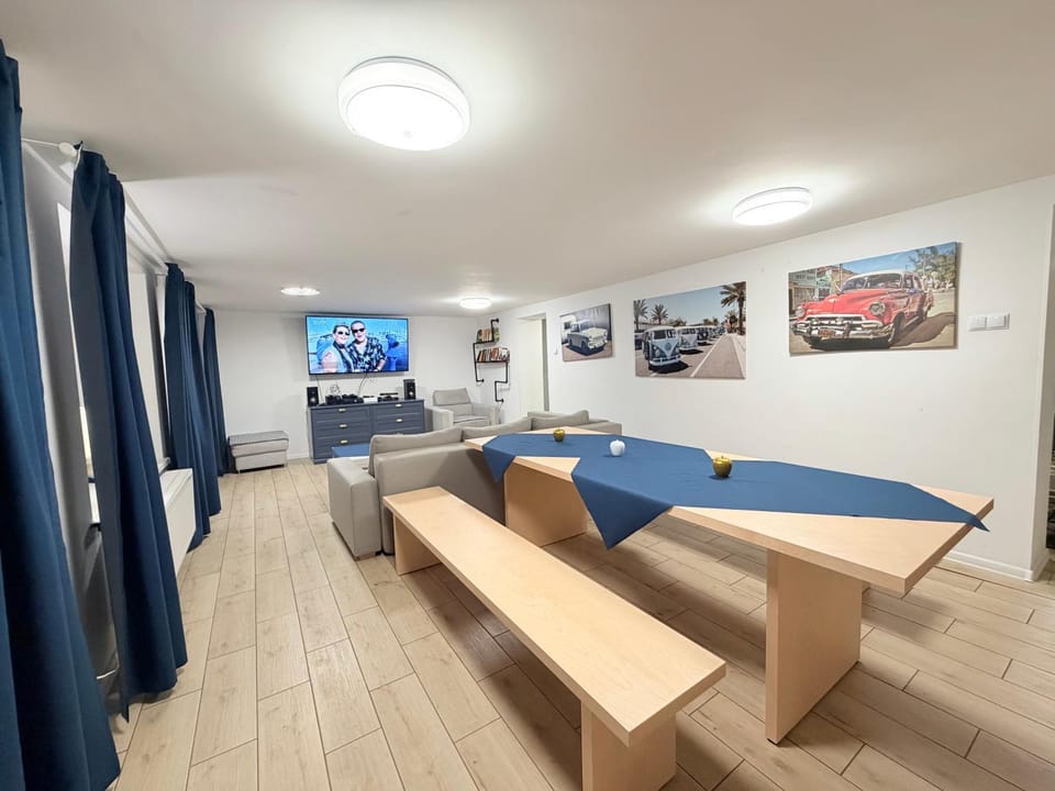 Communal lounge/ TV room, TV and multimedia, Living room, Seating area