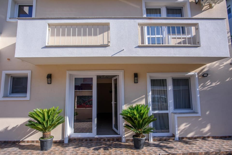 Property building, Patio, Facade/entrance