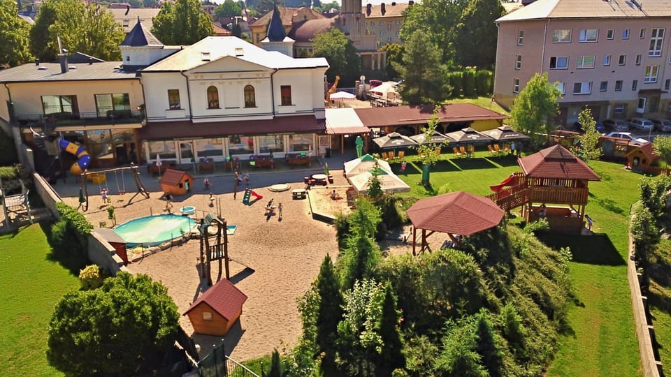 Restaurant/places to eat, Children play ground, Garden