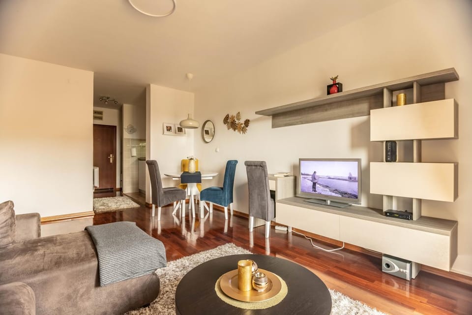 TV and multimedia, Living room, Photo of the whole room, Seating area, Dining area