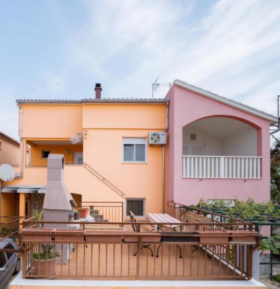 Property building, Day, Balcony/Terrace