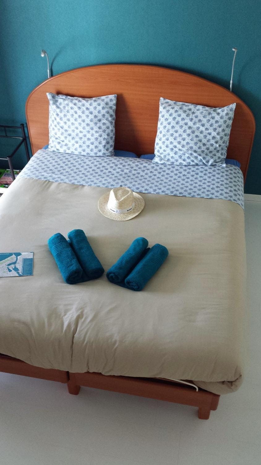Bed, Bathroom