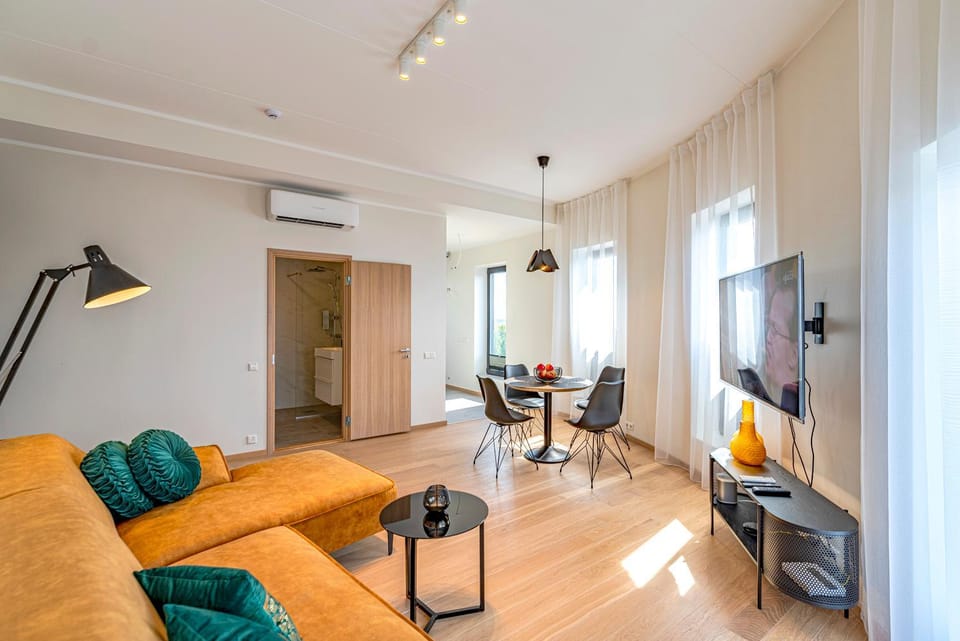 Shower, Bathroom, TV and multimedia, Living room, Photo of the whole room, Seating area, Dining area