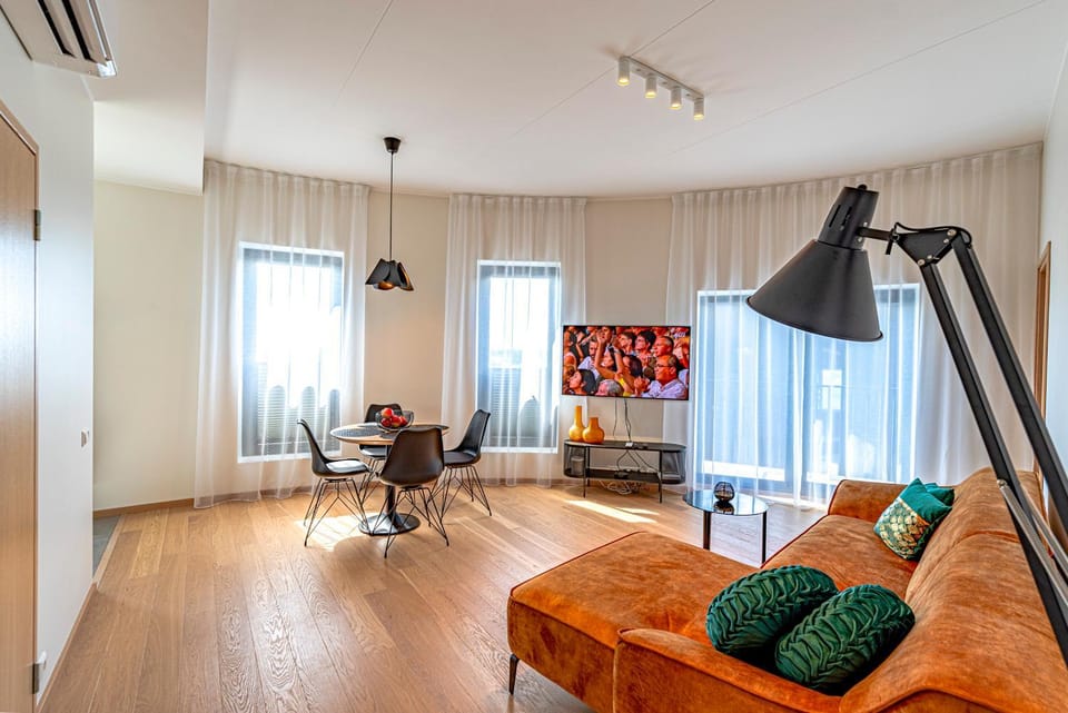 TV and multimedia, Living room, Seating area, Dining area