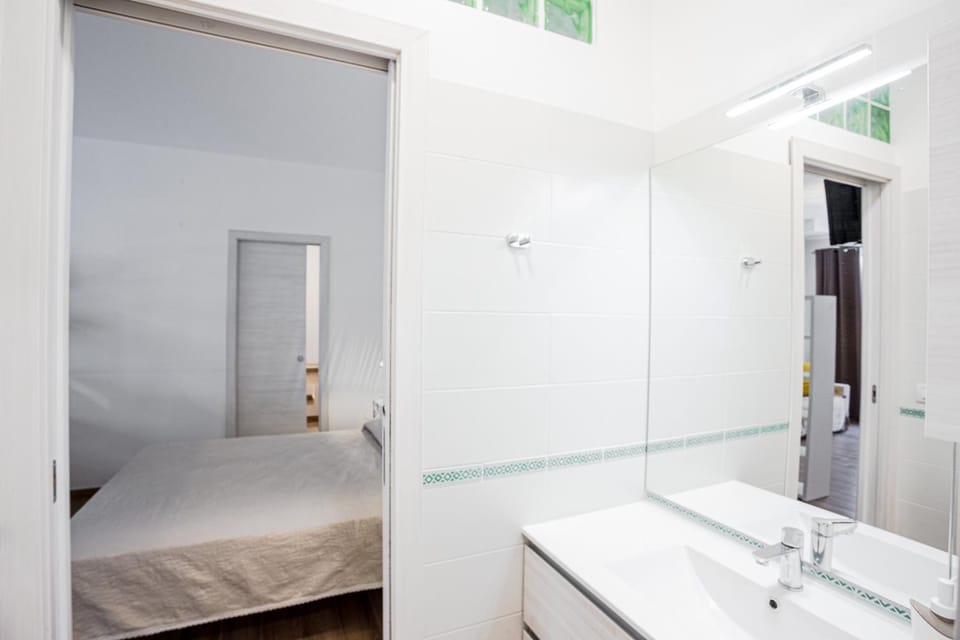 Bathroom, Photo of the whole room