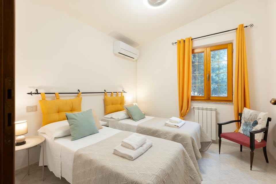 Photo of the whole room, Bedroom, air conditioner