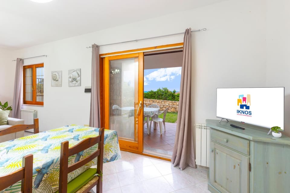 Communal lounge/ TV room, TV and multimedia, Living room, Seating area, Dining area, Sea view, Inner courtyard view