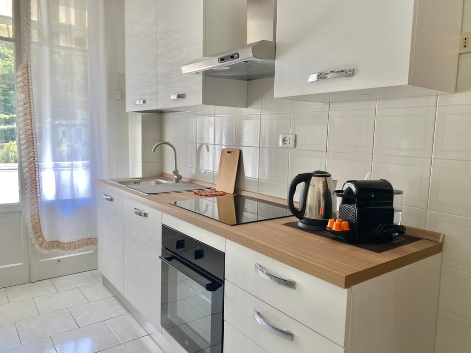 Coffee/tea facilities, Kitchen or kitchenette, stove