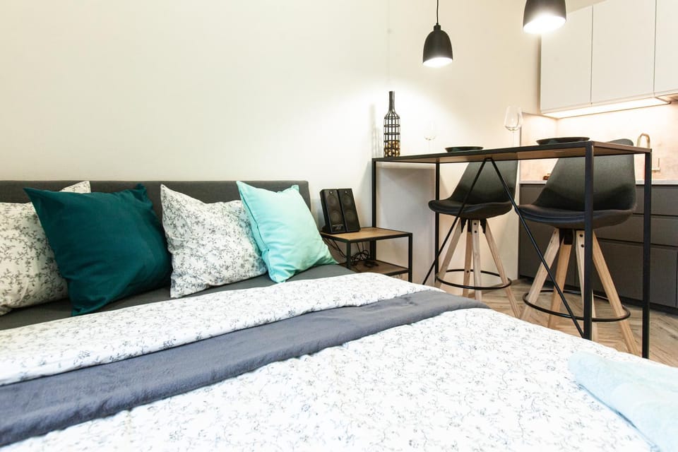 Bed, Seating area, Bedroom