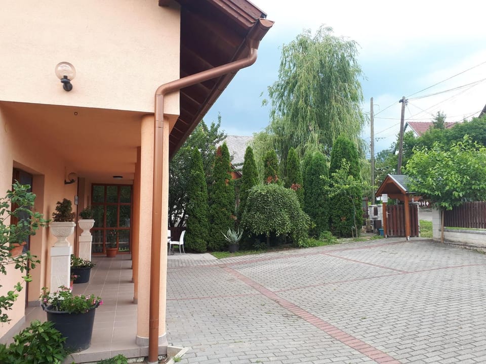 Facade/entrance