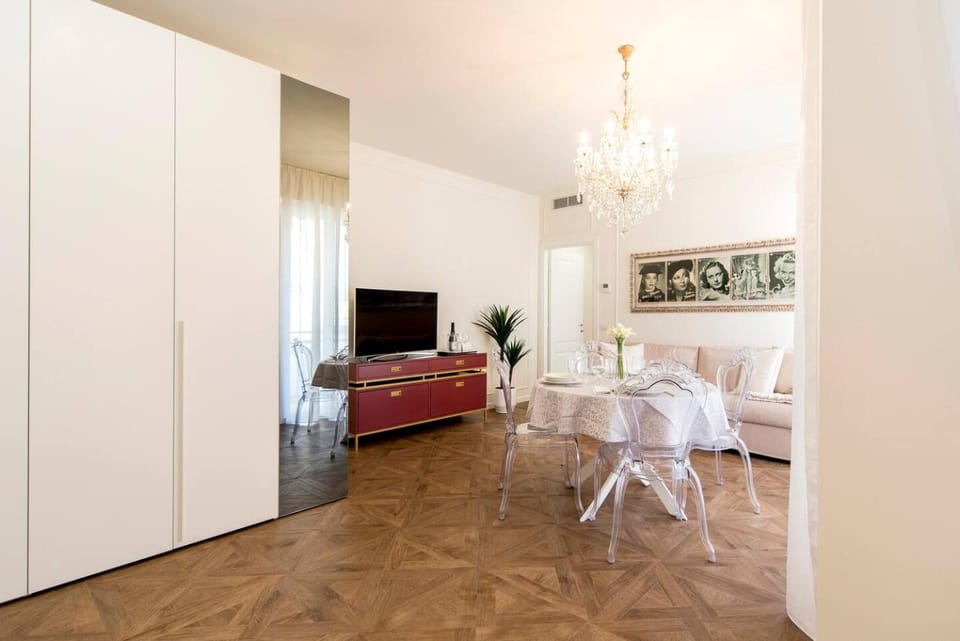 TV and multimedia, Living room, Seating area, Dining area