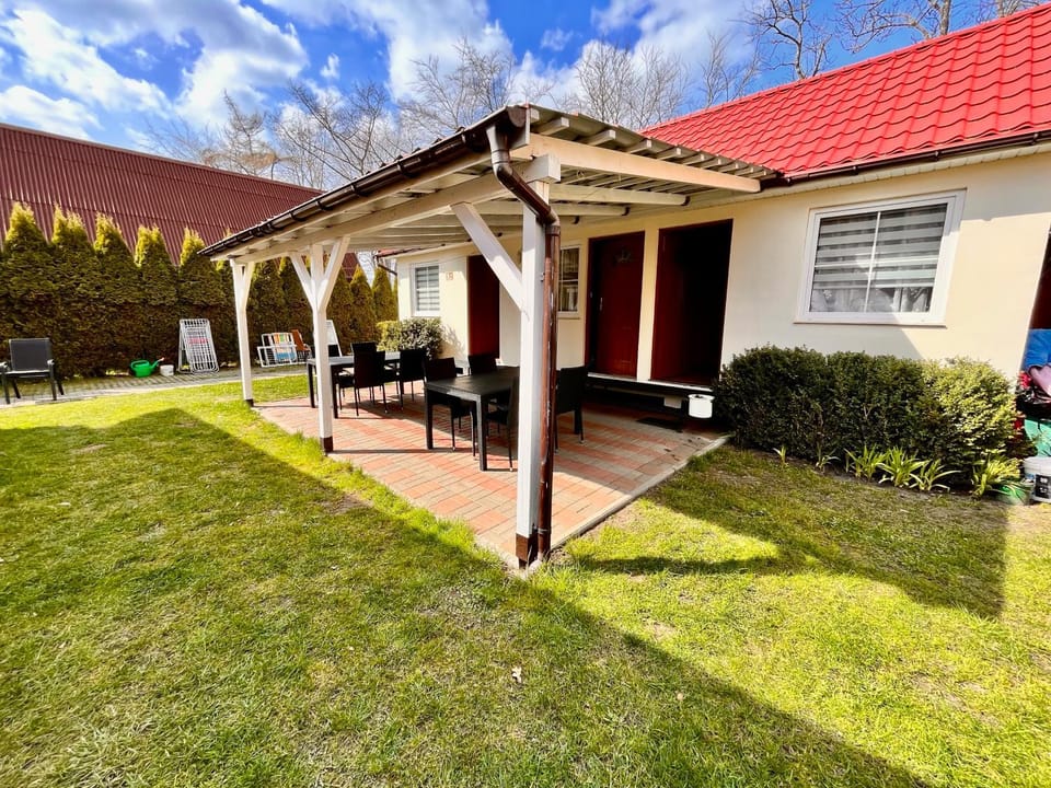 Property building, Patio, Spring, Day, Natural landscape, Garden, Garden view