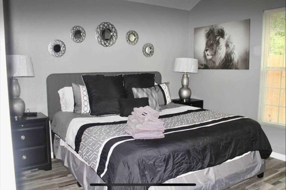 CYC Lounge with Guest House House in Leon Valley