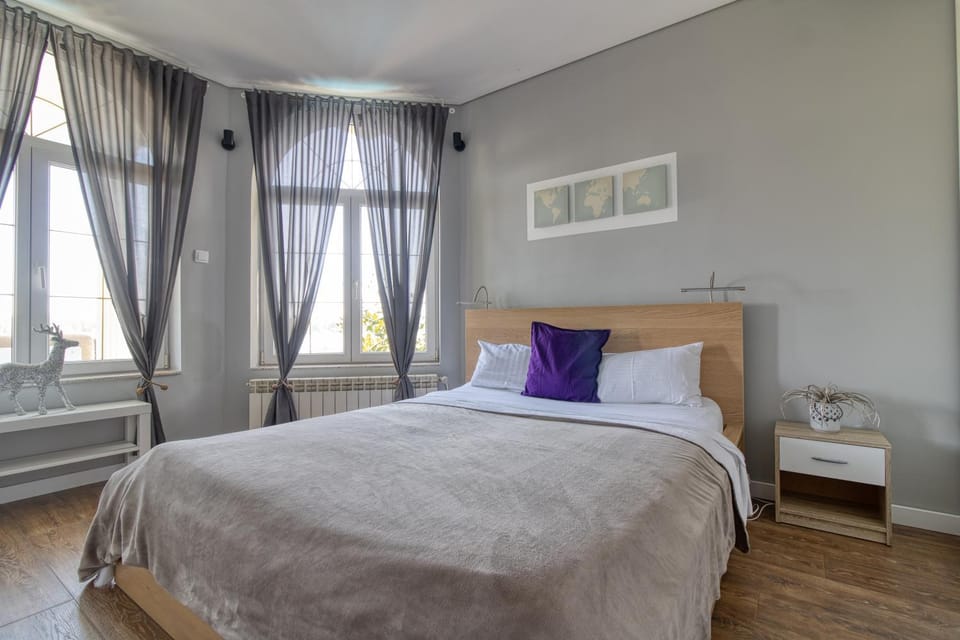 Photo of the whole room, Decorative detail, Bedroom, Lake view, cot