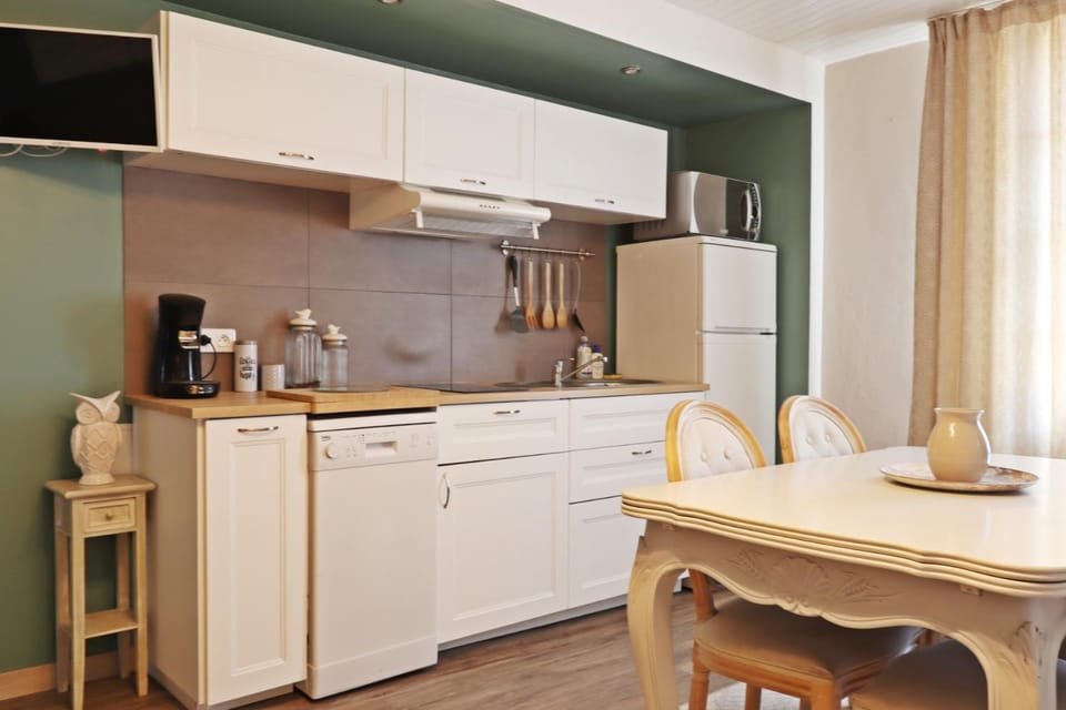 Coffee/tea facilities, Kitchen or kitchenette, Dining area, dishwasher, microwave, stove