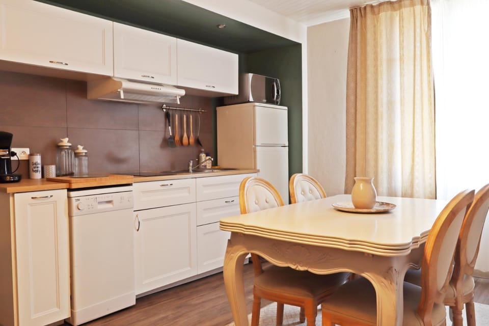 Coffee/tea facilities, Kitchen or kitchenette, Dining area, dishwasher, microwave, stove