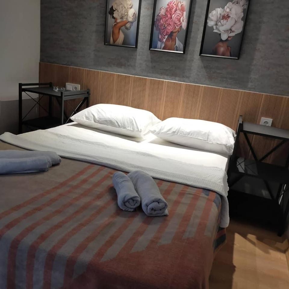 Bed, Bedroom, towels