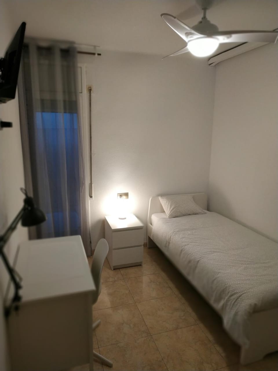 Bed, Photo of the whole room, Bedroom