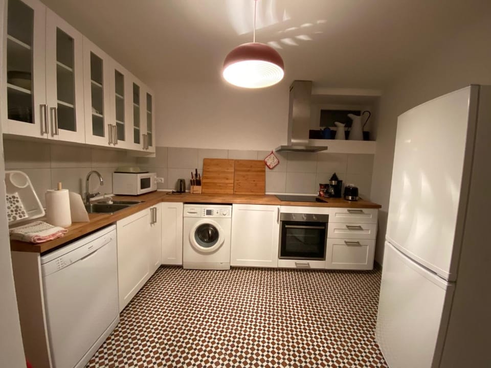 Kitchen or kitchenette, Food and drinks