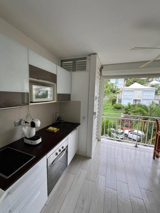 Kitchen or kitchenette, Dining area, stove