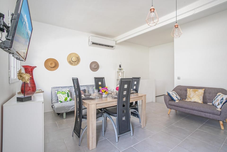 Communal lounge/ TV room, Living room, Seating area