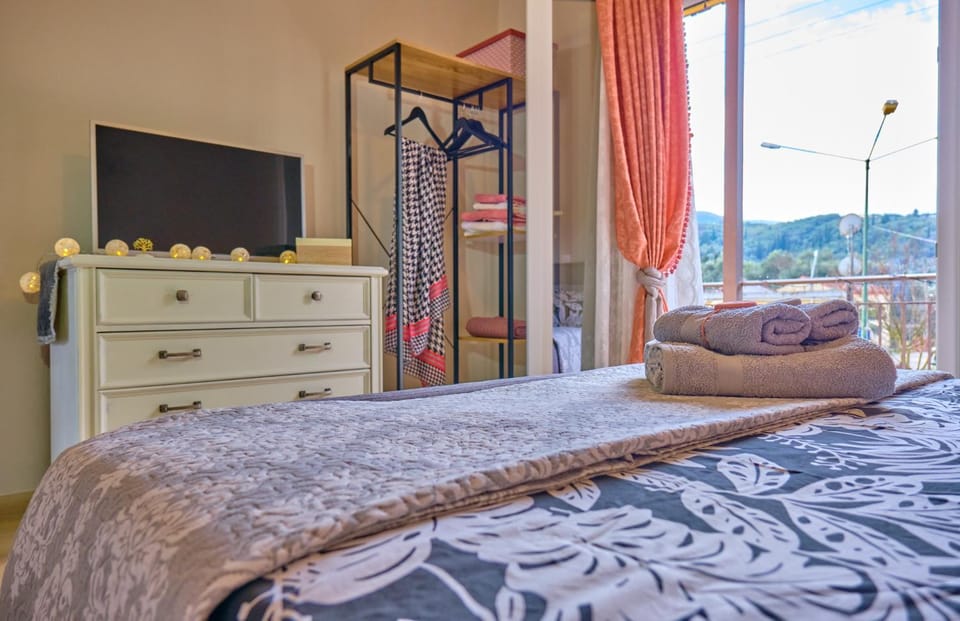 Bed, TV and multimedia, Bedroom