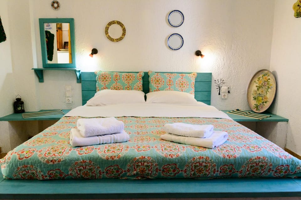 Bed, Photo of the whole room, Bedroom, towels