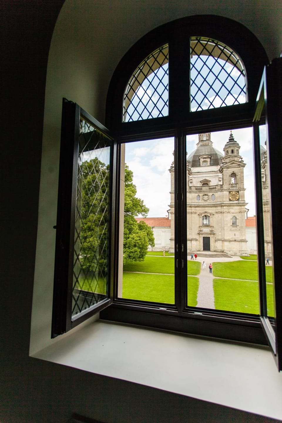 Decorative detail, Area and facilities