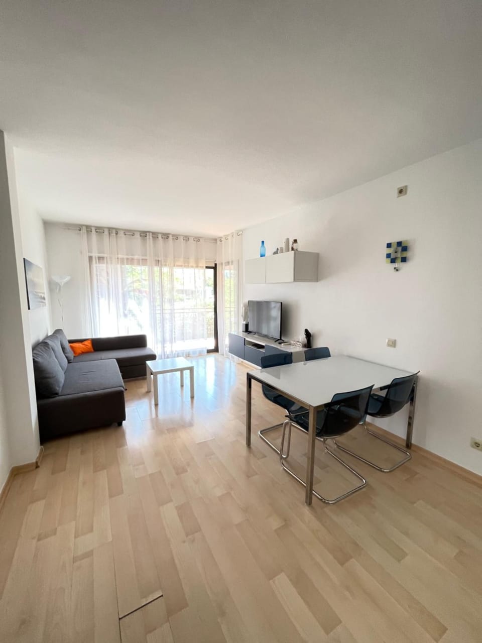 TV and multimedia, Seating area, Dining area