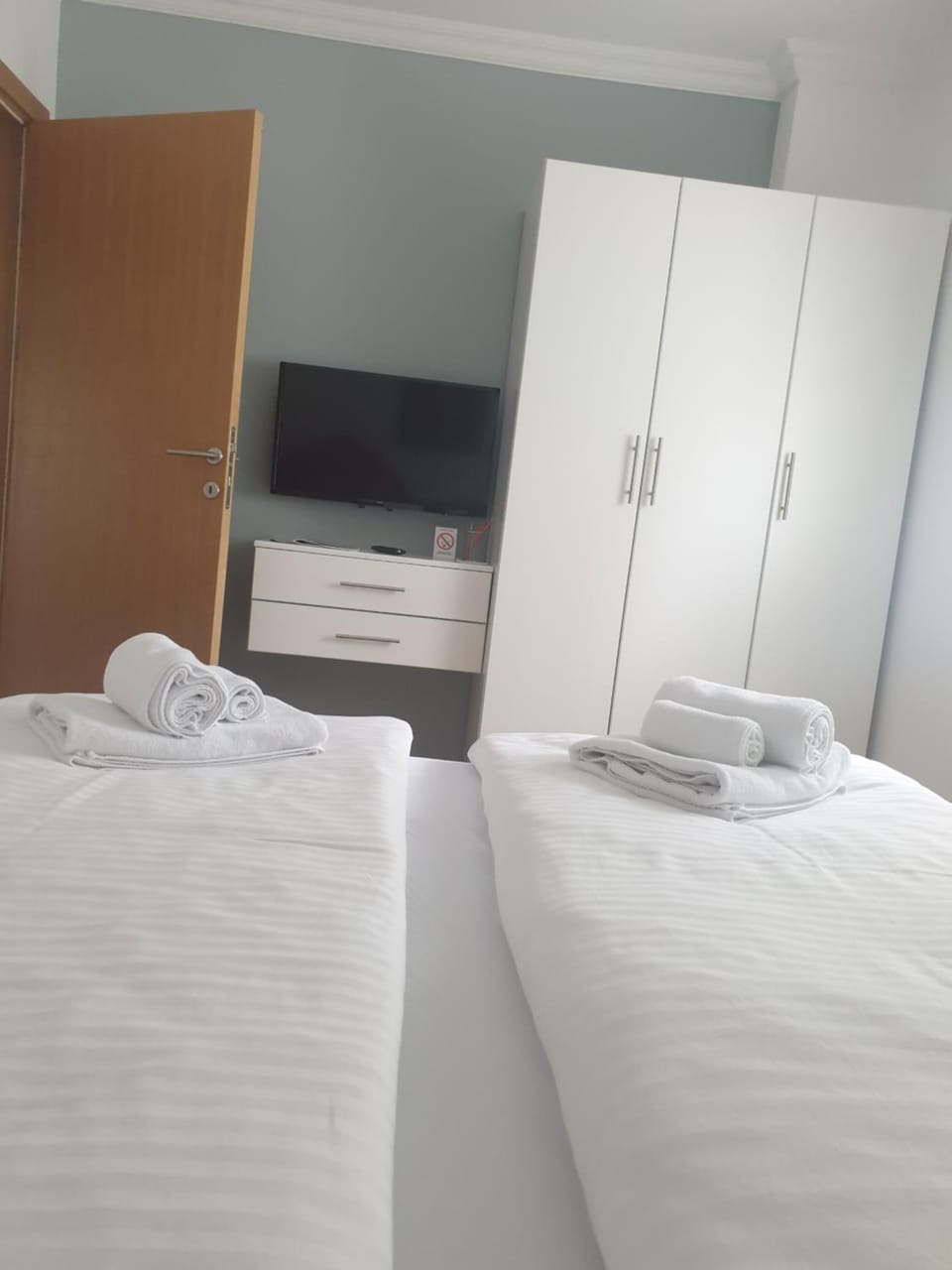 Bed, TV and multimedia, Bedroom