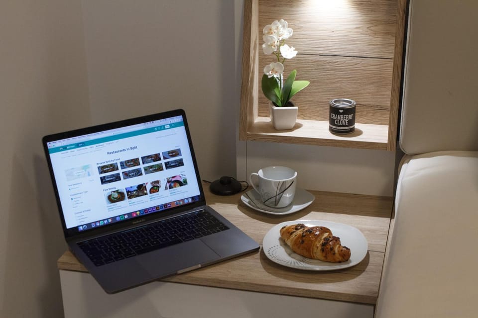 TV and multimedia, Food and drinks, Photo of the whole room, Decorative detail, Bedroom