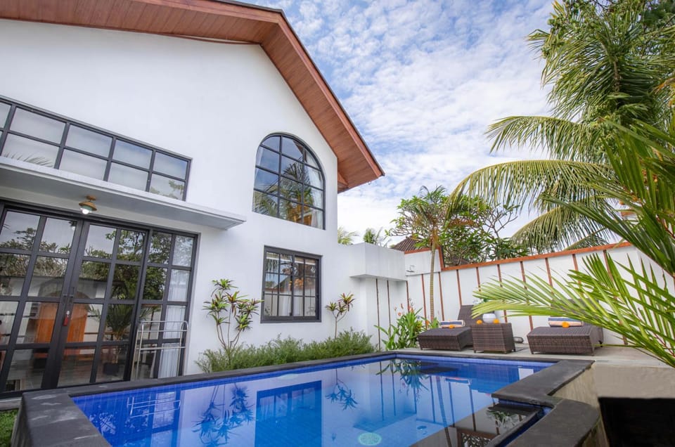 Patio, Day, Garden, Garden view, Swimming pool, sunbed