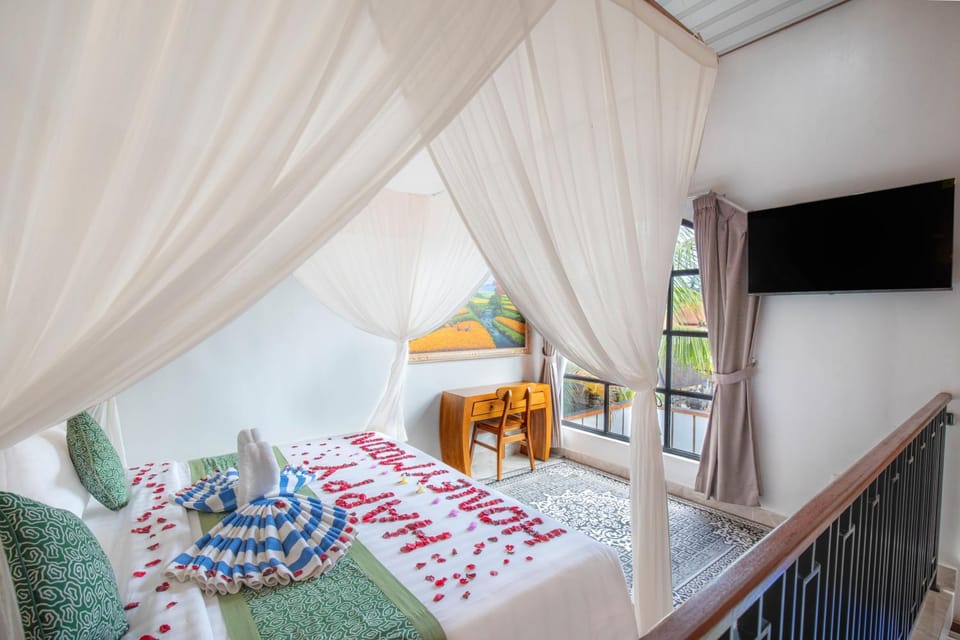 Bed, Living room, Photo of the whole room, Seating area, Bedroom