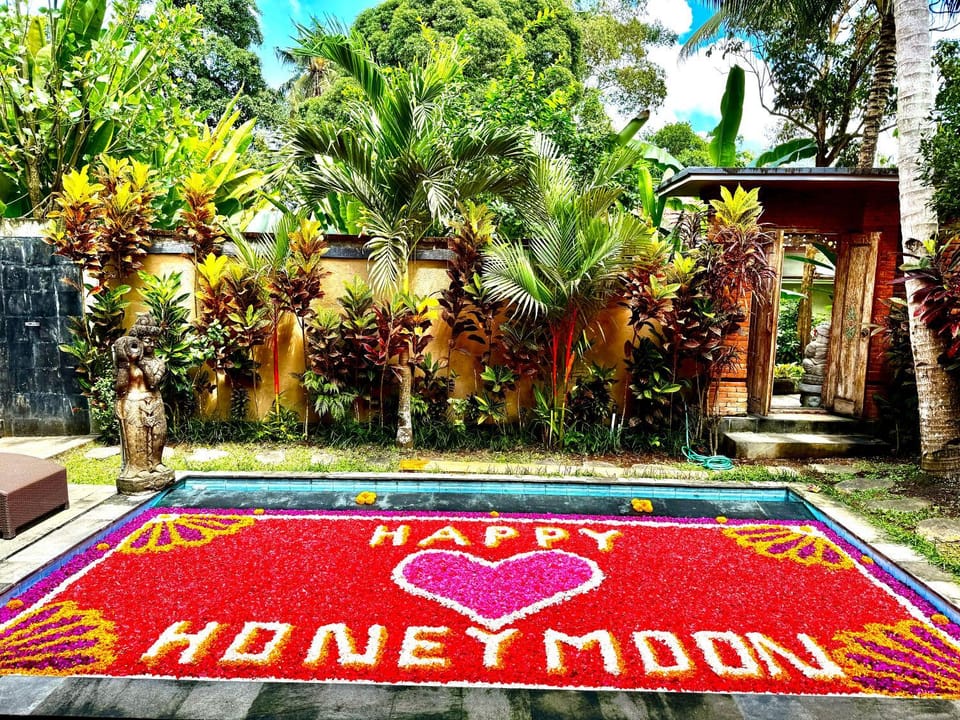 Day, Garden, Text overlay, Garden view