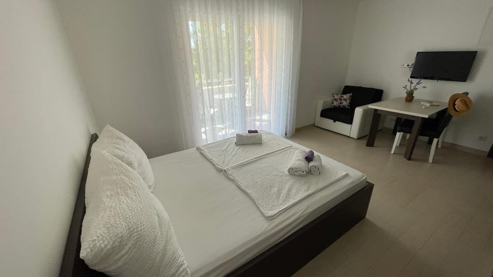 Bed, TV and multimedia, Photo of the whole room