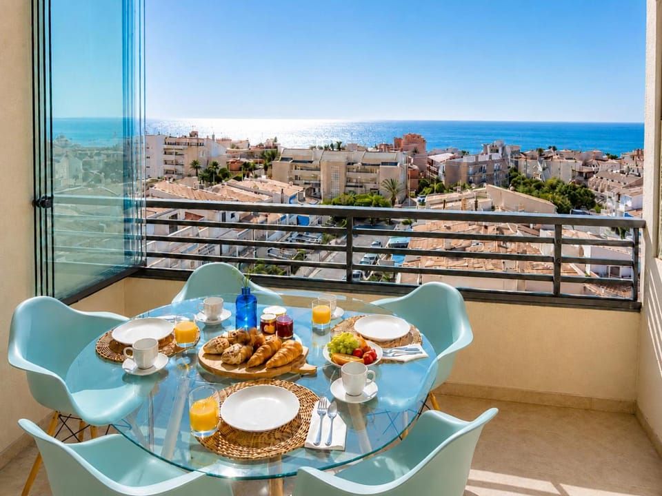 Day, View (from property/room), Balcony/Terrace, Dining area, City view, Sea view