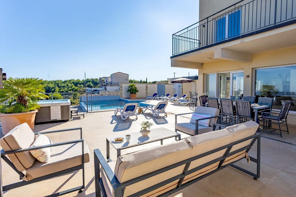 Property building, Patio, Day, Balcony/Terrace, Seating area, Dining area, Swimming pool, sunbed