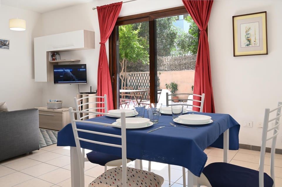 Patio, Garden, Living room, Seating area, Dining area