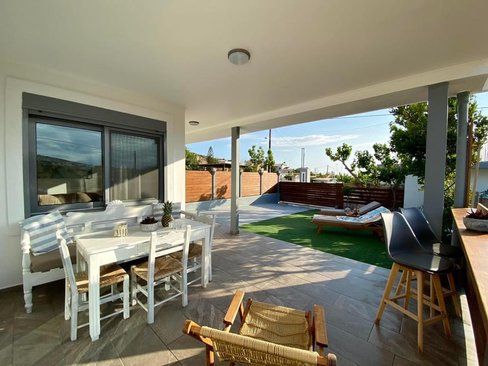 Patio, Seating area, Dining area, sunbed