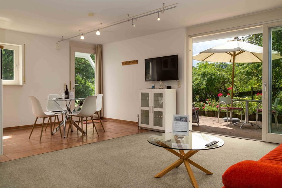 Communal lounge/ TV room, Garden, TV and multimedia, Living room, Seating area, Dining area, Evening entertainment, Garden view