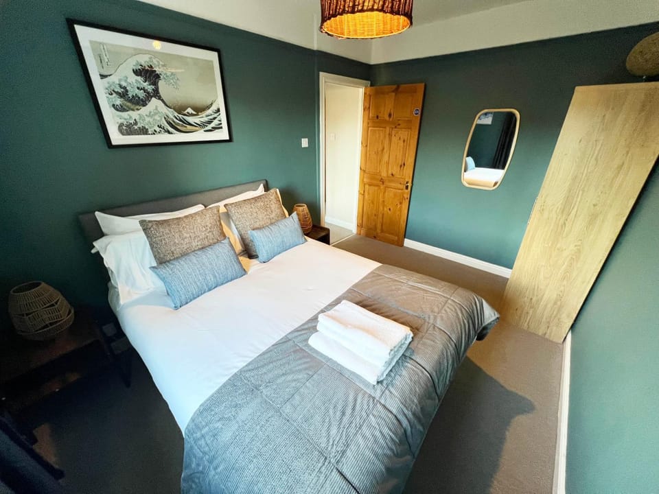 Recently Refurbished 3 Bedroom Home with Parking - Perfect for Longstays - Sleeps 8 House in Chester