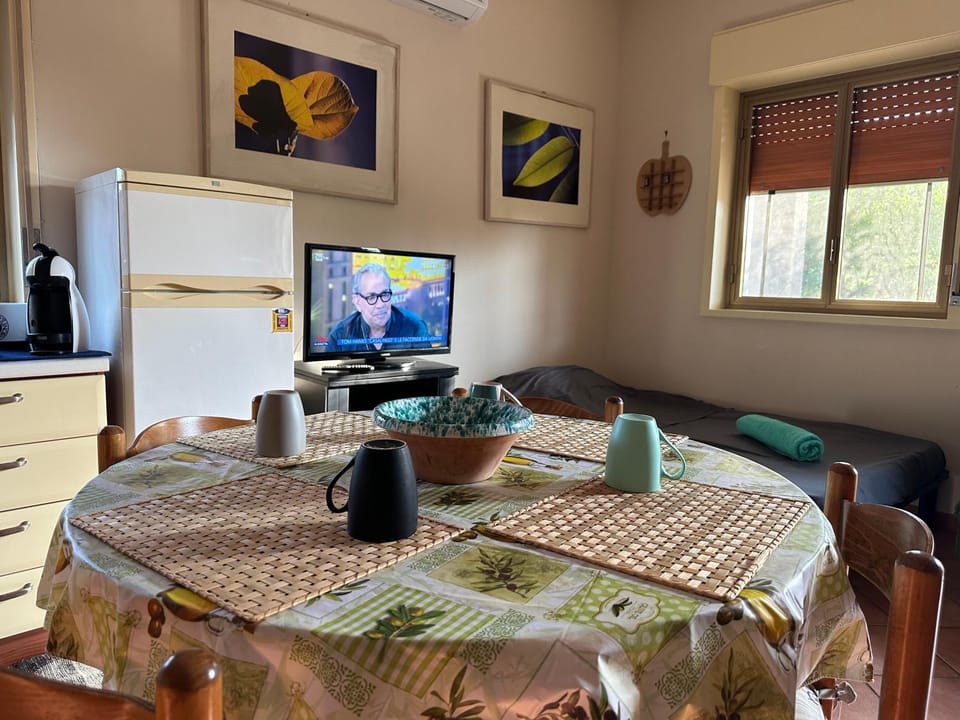 TV and multimedia, Living room, Food and drinks, Seating area, Dining area