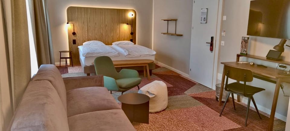 Bed, Photo of the whole room, Seating area, Bedroom, hair dresser