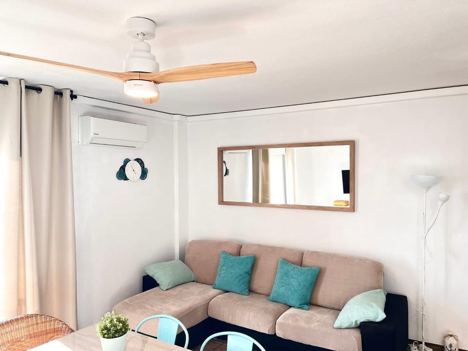 Communal lounge/ TV room, TV and multimedia, Living room, Dining area, air conditioner